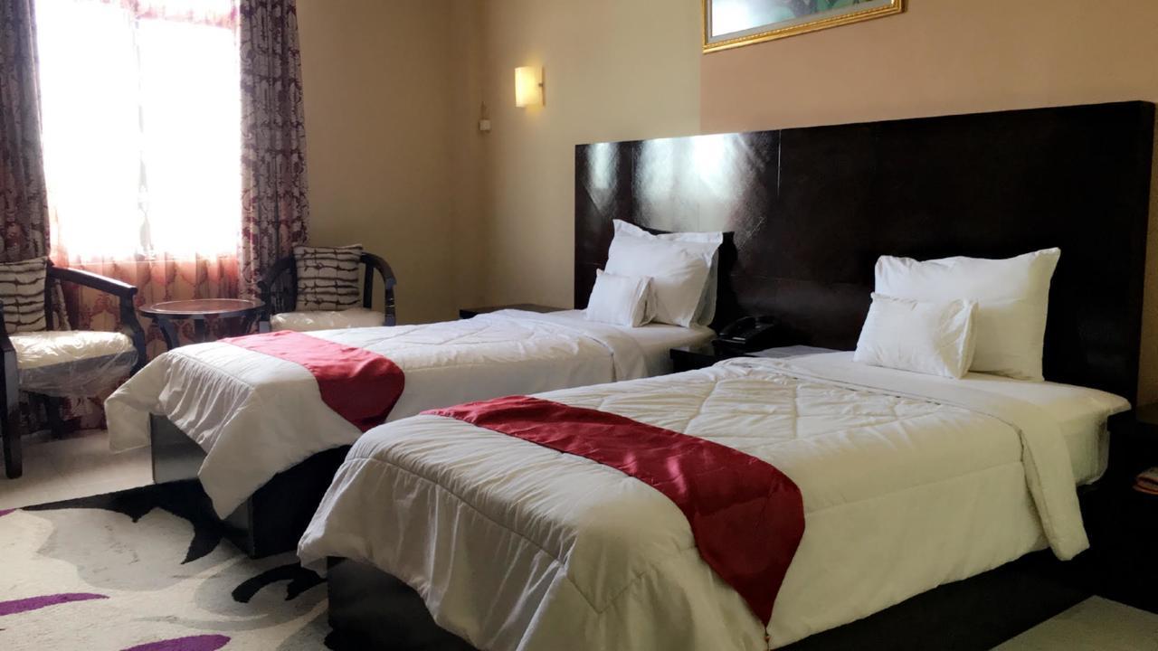 Syafira Hotel Langgur Экстерьер фото