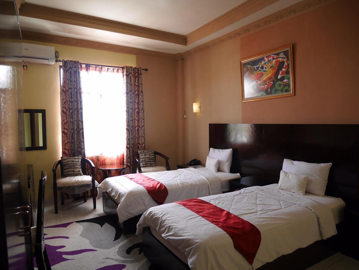 Syafira Hotel Langgur Экстерьер фото