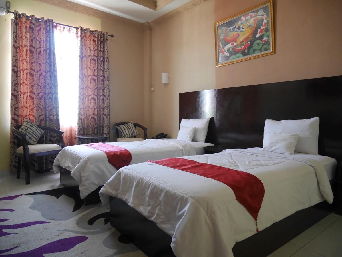 Syafira Hotel Langgur Экстерьер фото