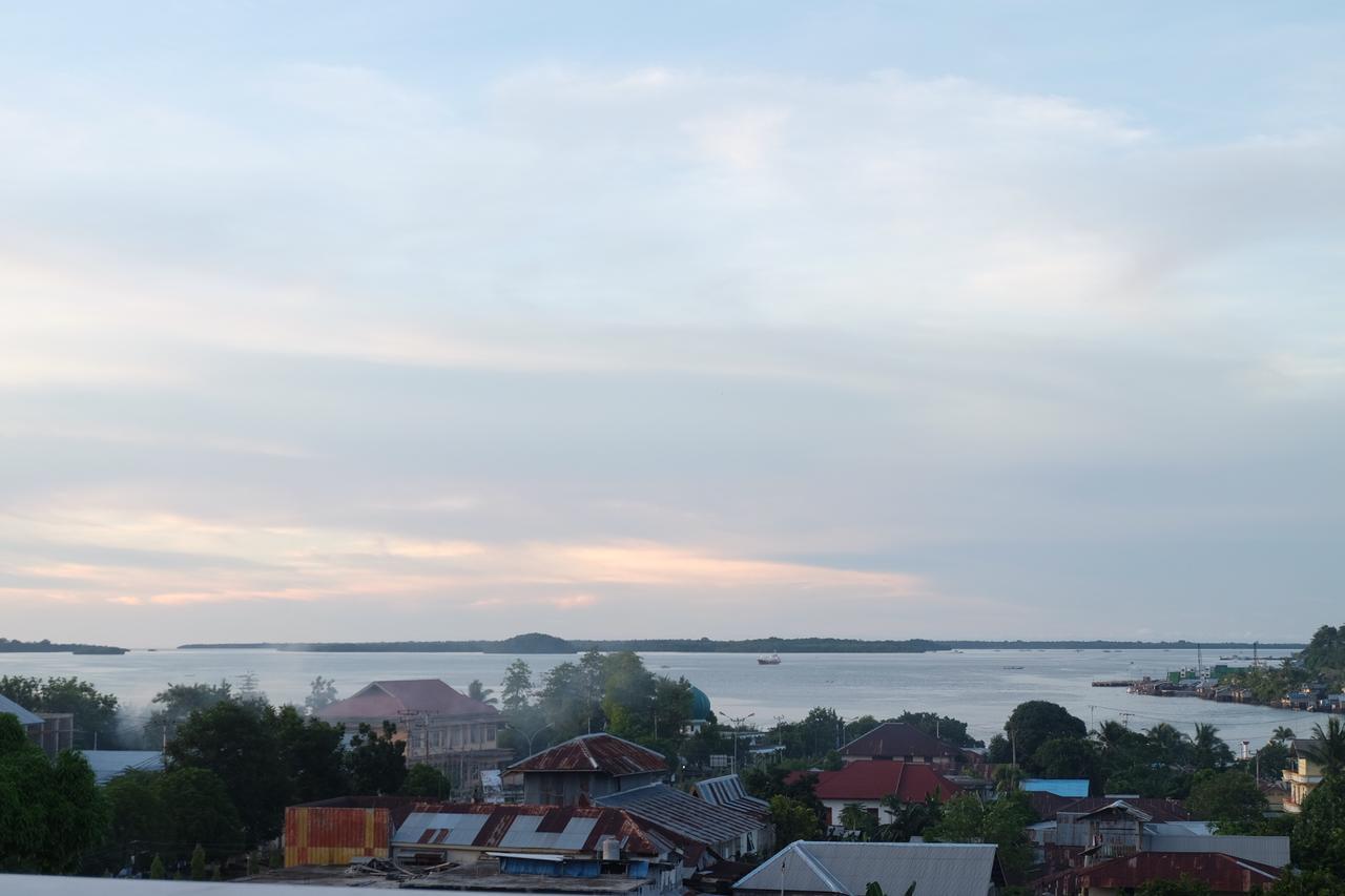 Syafira Hotel Langgur Экстерьер фото