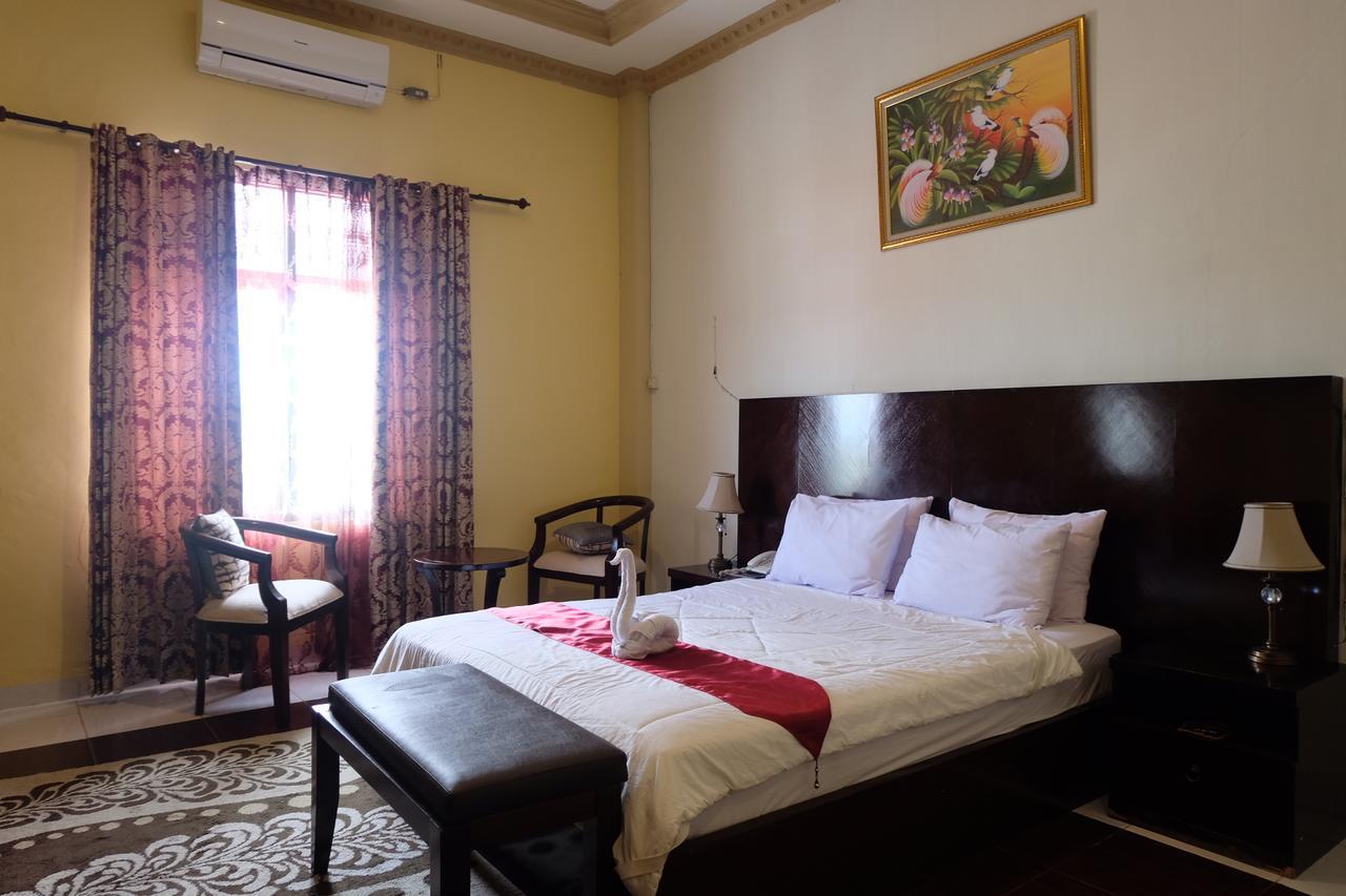 Syafira Hotel Langgur Экстерьер фото