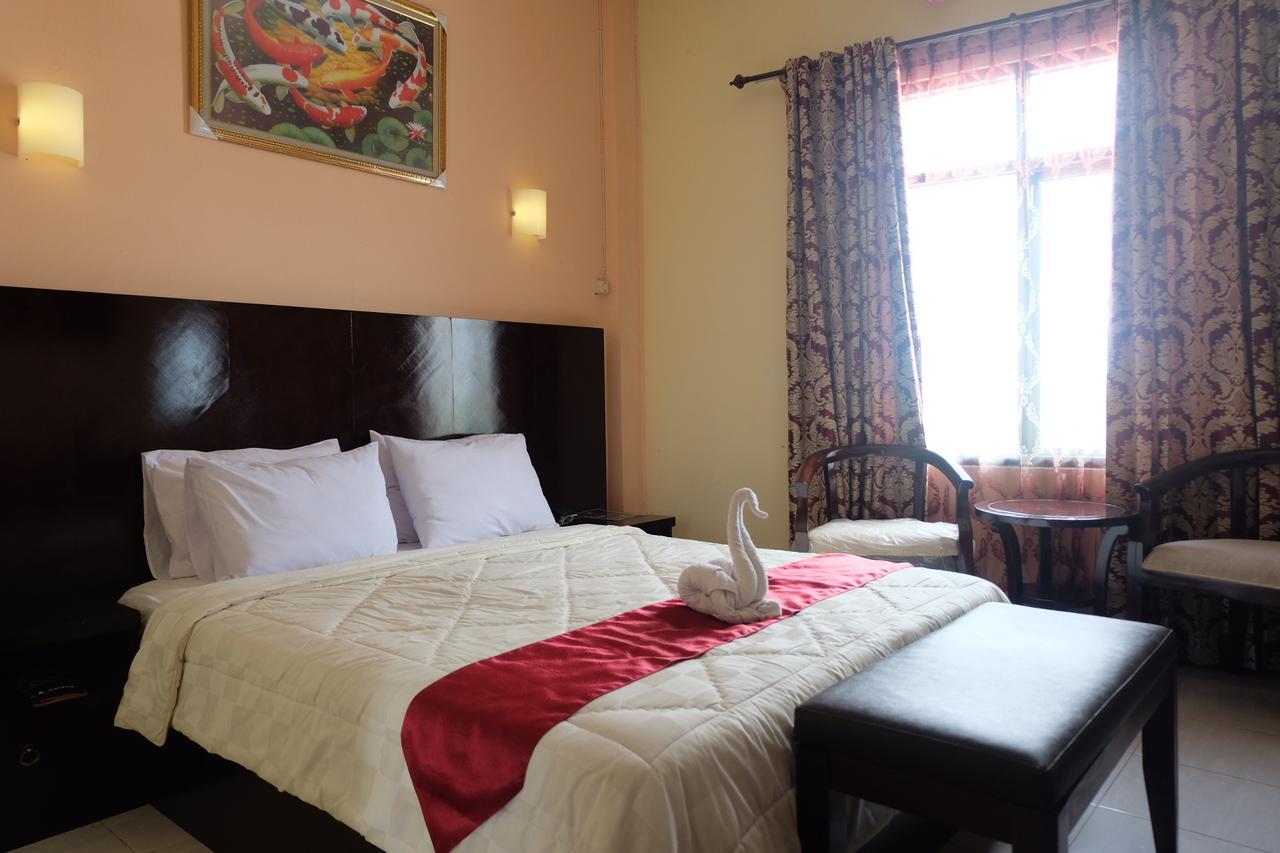 Syafira Hotel Langgur Экстерьер фото