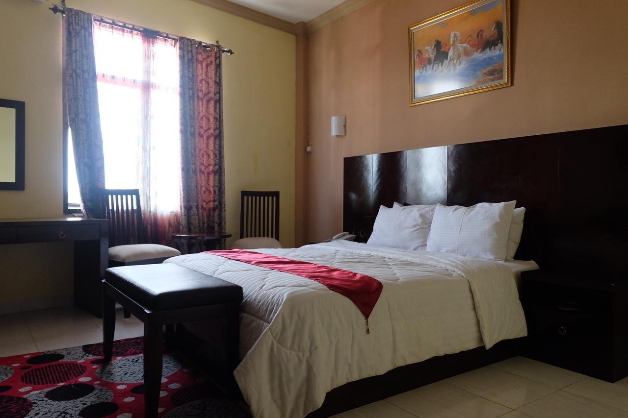 Syafira Hotel Langgur Экстерьер фото